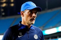 HLV Tuchel khó chịu với Barca