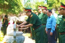 Đại tướng Lương Cường dâng hương viếng mộ Đại tướng Võ Nguyên Giáp