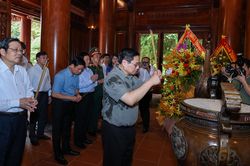Thủ tướng dâng hương tưởng niệm Chủ tịch Hồ Chí Minh, tri ân anh hùng, liệt sĩ tại các 'địa chỉ đỏ' ở Nghệ An