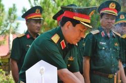 Đại tướng Lương Cường dâng hương viếng Đại tướng Võ Nguyên Giáp