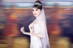 Lâm Khánh Chi song ca cùng fan ở phố đi bộ, 'body khét lẹt' chiếm trọn spotlight