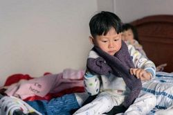 Ý kiến phụ huynh trái chiều về chuyện 'con mặc lại quần áo cũ'