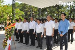 Lãnh đạo thành phố dâng hương tưởng niệm các anh hùng liệt sĩ tại Nghĩa trang liệt sĩ quốc gia Trường Sơn