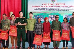 Binh đoàn 15: Khám bệnh, tặng quà cho gia đình chính sách tại 2 xã Ia Mơr, Ia Piơr