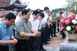 Thủ tướng dâng hương tưởng niệm Chủ tịch Hồ Chí Minh, tri ân anh hùng, liệt sĩ ở Nghệ An
