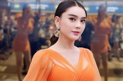 Ngẫu hứng hát hò tại phố đi bộ: Lâm Khánh Chi khiến fan vỗ tay không ngớt khi hát tone nam cực ngọt