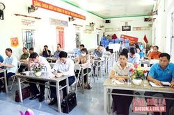 Đồng chí Trưởng ban Tổ chức Tỉnh ủy dự sinh hoạt Chi bộ bản Văn Minh