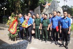 Dâng hương tưởng niệm các Anh hùng liệt sĩ
