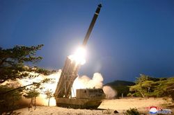 M142 HIMARS Mỹ không thể sánh bằng pháo phản lực 600mm KN-25 của Triều Tiên?