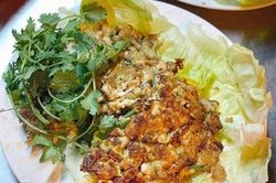 Quán hàu sữa chiên trứng hơn 50 năm tuổi ở TP.HCM luôn đông khách