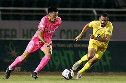 Cầu thủ tố trọng tài ở 'chung kết ngược' Sài Gòn FC đấu Nam Định