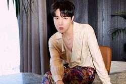 J-Hope BTS diện mạo độc lạ bay sang Mỹ diễn Lollapalooza