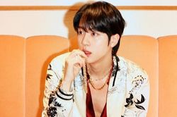 Jin BTS bất ngờ khoe ảnh phòng thu, bờ môi gây mê mẩn
