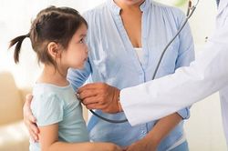 Bé gái 2 tuổi sùi mào gà, bác sĩ khuyên báo cảnh sát ngay
