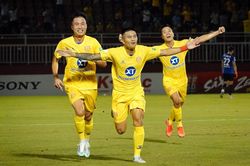 Vuột chiến thắng trước Sài Gòn FC, HLV Nam Định 'than trời' vì trọng tài