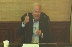 Sức khỏe của ông Biden tiến triển tốt sau khi uống thuốc trị Covid-19
