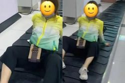 Lại xuất hiện nữ du khách thản nhiên tạo dáng 'lâm bồn' trên băng chuyền hành lý