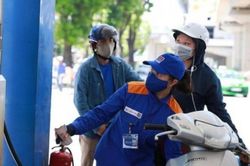 Nghiên cứu, đề xuất giảm các loại thuế, phí liên quan đến xăng dầu