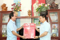 Bí thư Tỉnh ủy Nguyễn Văn Thắng thăm, tặng quà gia đình chính sách