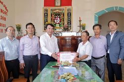 Phó Chủ tịch UBND tỉnh Lâm Đồng Phạm S thăm, tặng quà gia đình chính sách tiêu biểu