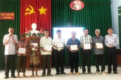 Lãnh đạo huyện Cát Tiên thăm, tặng quà các gia đình chính sách