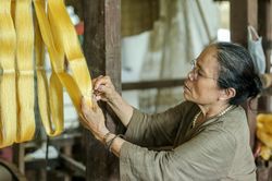 Người giữ 'lửa nghề' dệt lụa tơ tằm truyền thống ở Hà Nội