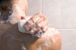 Vợ chồng to tiếng vì vợ lười tắm