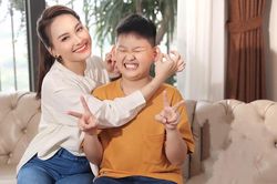Diễn viên Bảo Thanh cùng con trai chuẩn bị năm học mới
