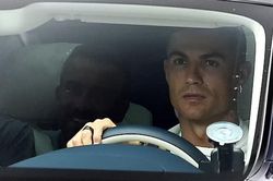 Ronaldo lái siêu xe trở lại MU, họp bàn tương lai với Sir Alex