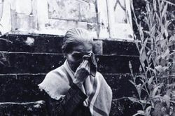 Viếng mộ chị Sứ
