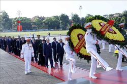 Lãnh đạo Đảng, Nhà nước dâng hương tưởng niệm các Anh hùng liệt sỹ và vào Lăng viếng Chủ tịch Hồ Chí Minh