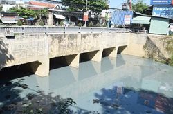 Sau vụ cháy kho sơn, hơn 1km kênh thoát nước bị nhuộm trắng