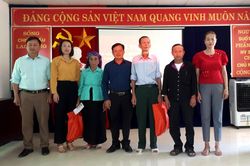 Lãnh đạo huyện Tủa Chùa thăm, tặng quà đối tượng chính sách