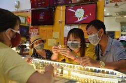 Giá vàng hôm nay 26/7: Tiếp tục lao dốc, có nơi mỗi lượng giảm đến 1,5 triệu đồng
