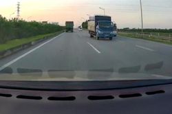'Thẻ đỏ' nặng với tài xế lái xe tải chạy ngược chiều trên cao tốc