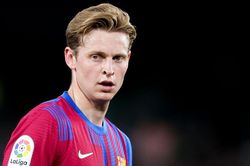 Huyền thoại Man Utd kêu gọi Frenkie de Jong kiện Barca