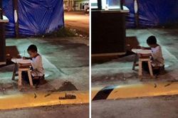Cậu bé nghèo ngồi làm bài trên vỉa hè dưới ánh đèn nhà hàng vô tình nổi tiếng trên mạng nhiều năm trước bây giờ ra sao?