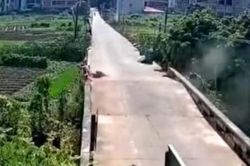 Cây cầu ở Trung Quốc nứt gãy vì nhiệt độ cao