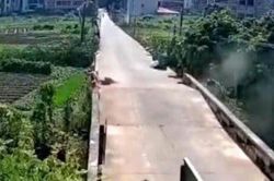 Một cây cầu bị nứt gãy làm đôi vì nắng nóng kéo dài