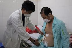 Sau tai nạn giao thông, bụng người đàn ông to như 'bà bầu sắp đẻ'