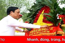 Dâng hoa tưởng niệm các anh hùng liệt sĩ