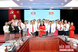 Ban Tuyên huấn tỉnh Hủa Phăn và Luông Pha Bang thăm, làm việc tại tỉnh ta