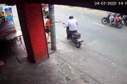 Nữ nhân viên lao theo kéo chiếc xe máy bị trộm, ngã lăn ra đường bị thương tích