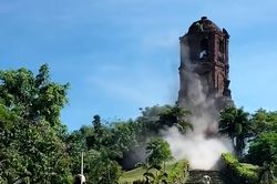 Động đất hơn 7 độ richter làm sập tháp chuông 400 năm ở Philippines