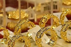 Giá vàng hôm nay tiếp tục lao dốc