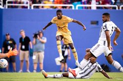 Barca tiếp tục chơi tốt: Hai Dembele và không Lewandowski