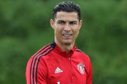 Ronaldo 'cầu xin MU giải phóng hợp đồng'