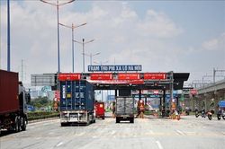 VETC gia hạn miễn phí dán thẻ sử dụng thu phí không dừng đến hết ngày 5/8