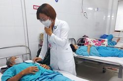 Bệnh viện Đà Nẵng liên tục tiếp nhận bệnh nhân sốt xuất huyết nặng, nguy kịch