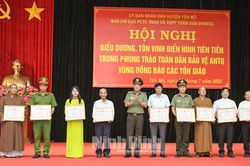 Yên Mô: Biểu dương, tôn vinh điển hình tiên tiến trong phong trào toàn dân bảo vệ an ninh Tổ quốc vùng đồng bào các tôn giáo